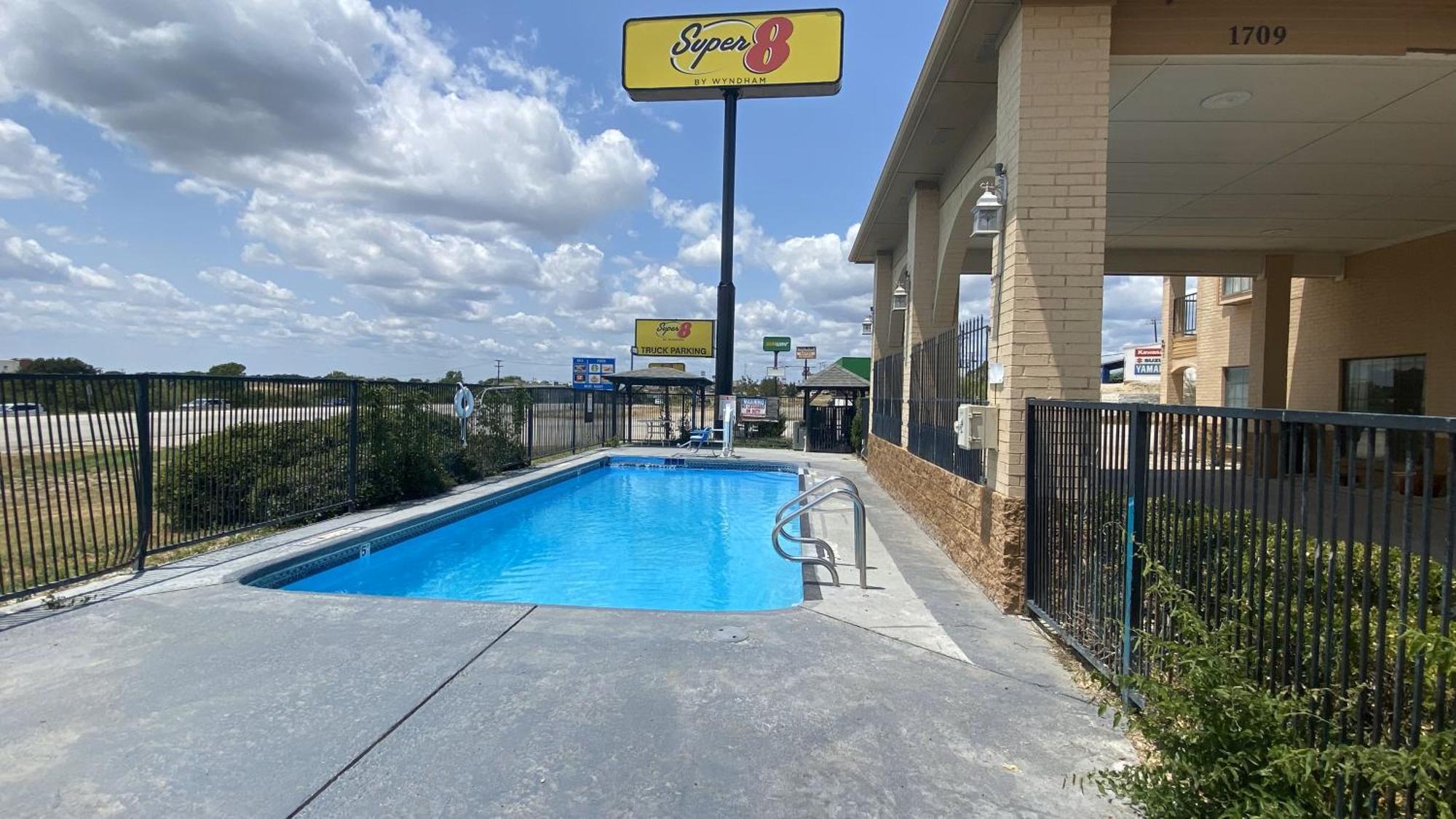 Отель Super 8 By Wyndham Decatur Texas Экстерьер фото